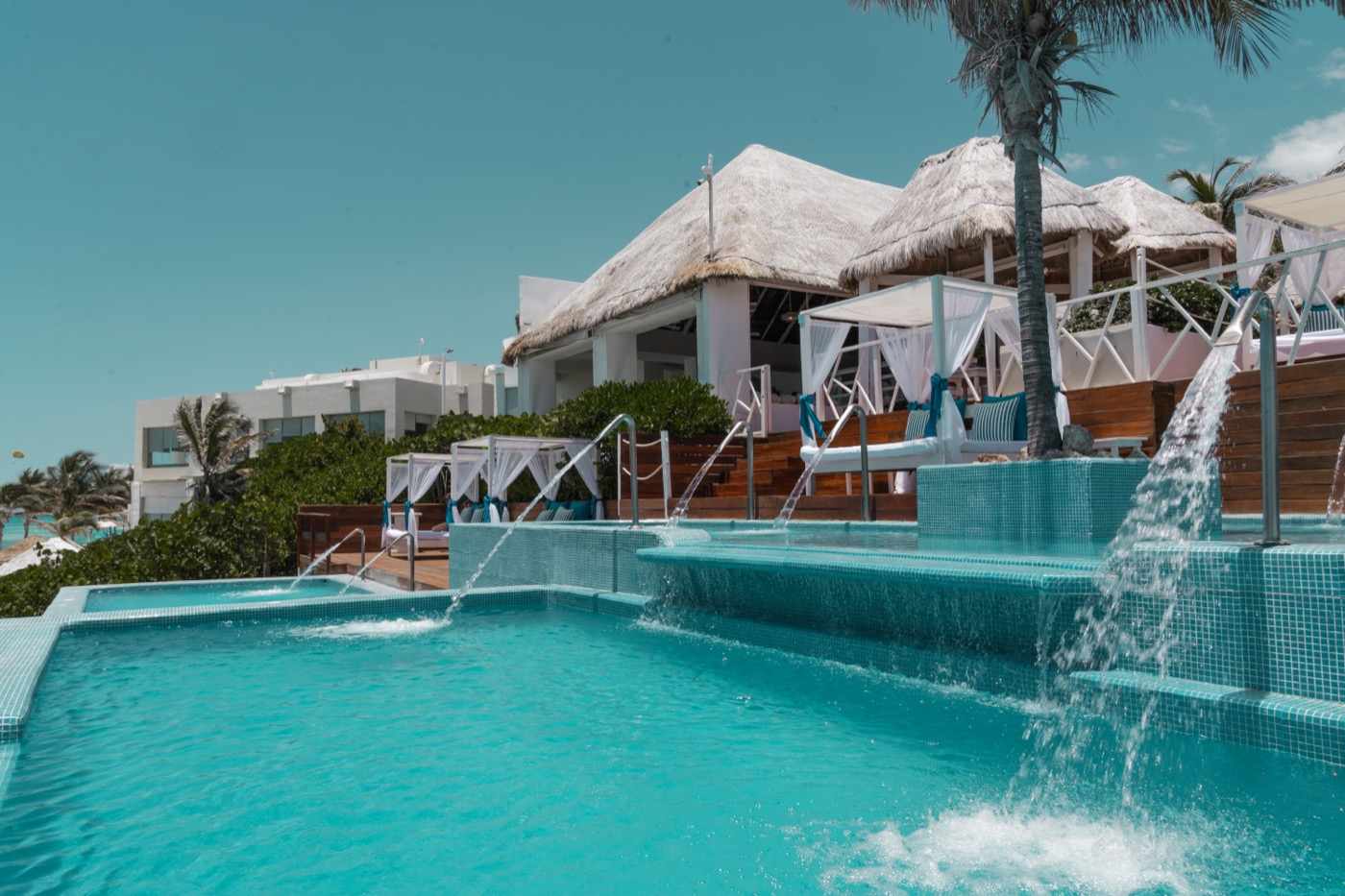 Swimming pool with palm trees at Hotel Grand Oasis Cancun