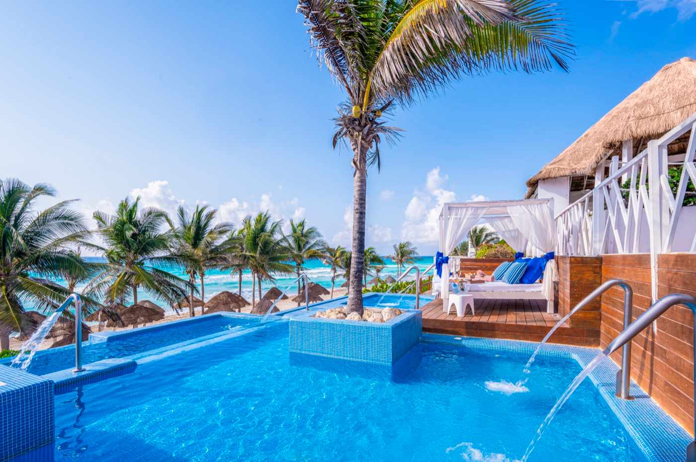 Swimming pool with palm trees at Hotel Grand Oasis Cancun