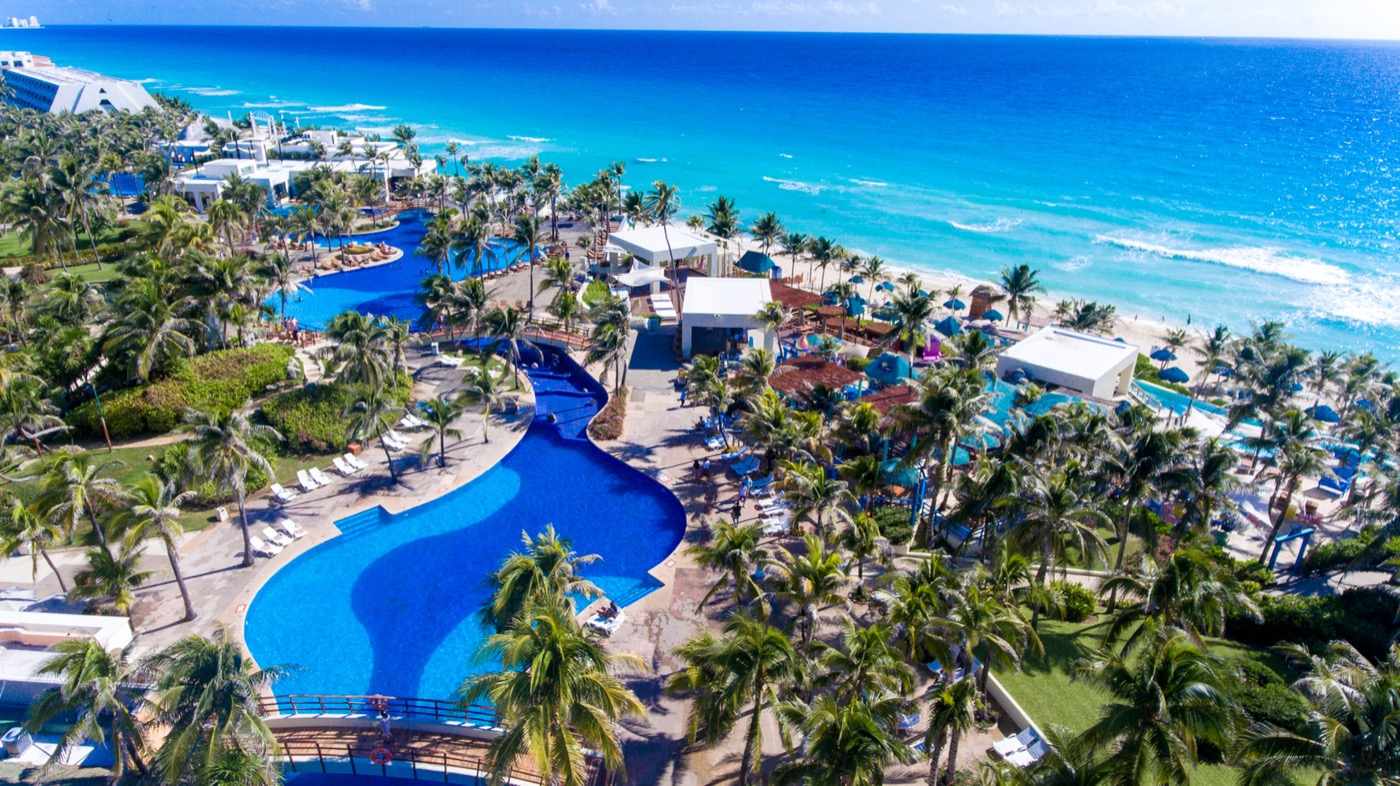 Swimming pool with palm trees at Hotel Grand Oasis Cancun