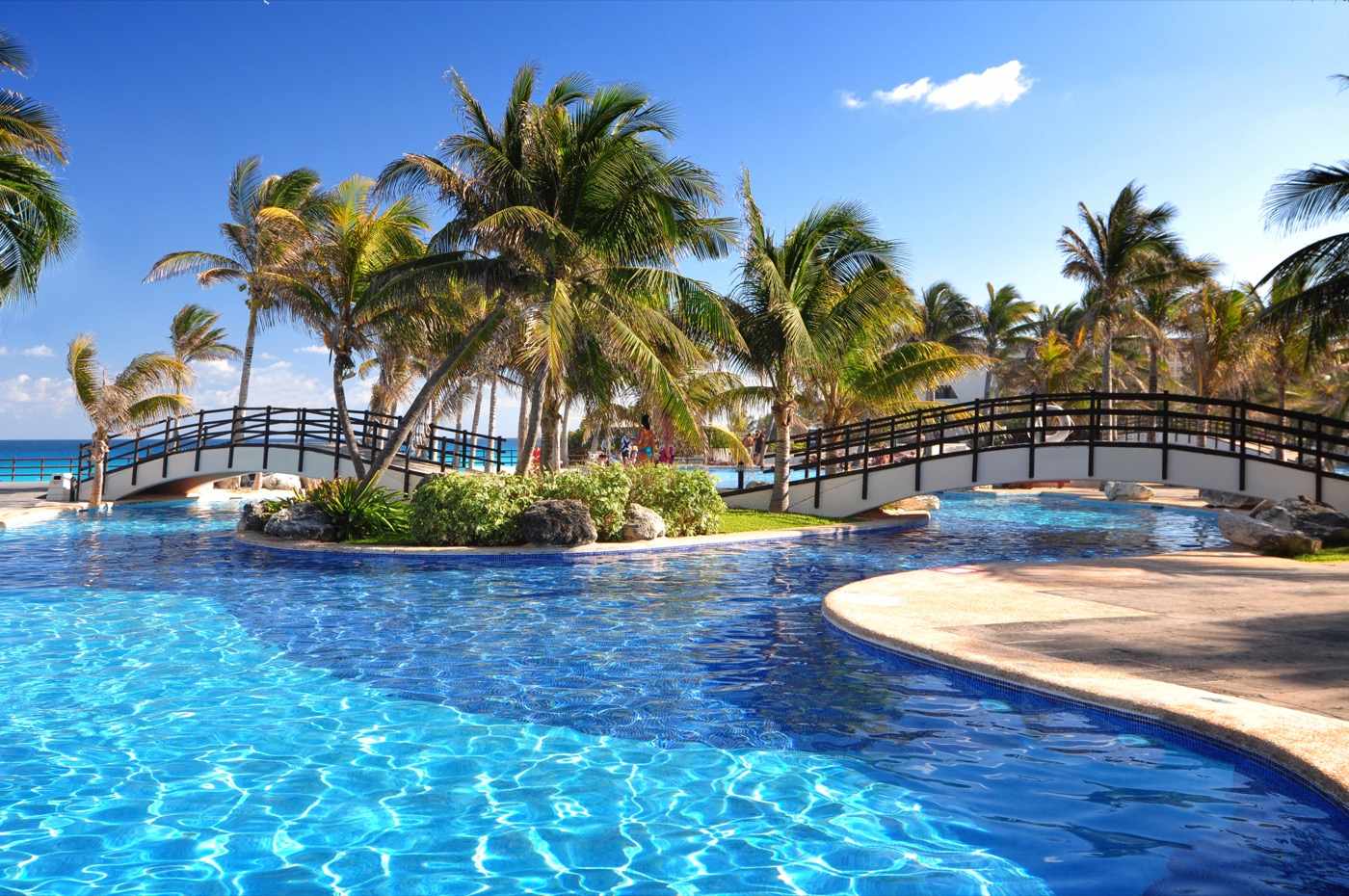 Swimming pool with palm trees at Hotel Grand Oasis Cancun