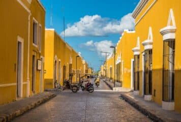 Calles y edificios amarillos en Izamal, México