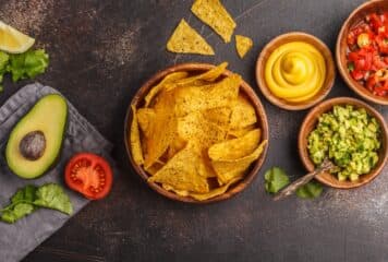 Los totopos con aguacate y queso