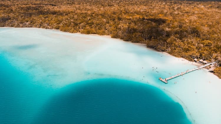 Vista de pájaro laguna cenote Kaan Suun
