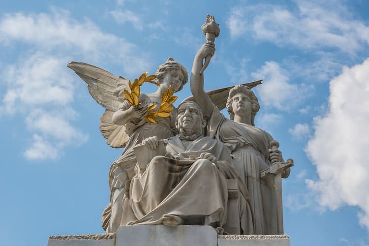 Benito Juárez Estatua conmemorativa