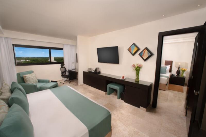 Habitación Superior con cama King Size y ventana con hermosa vista en hotel Smart Cancún by Oasis