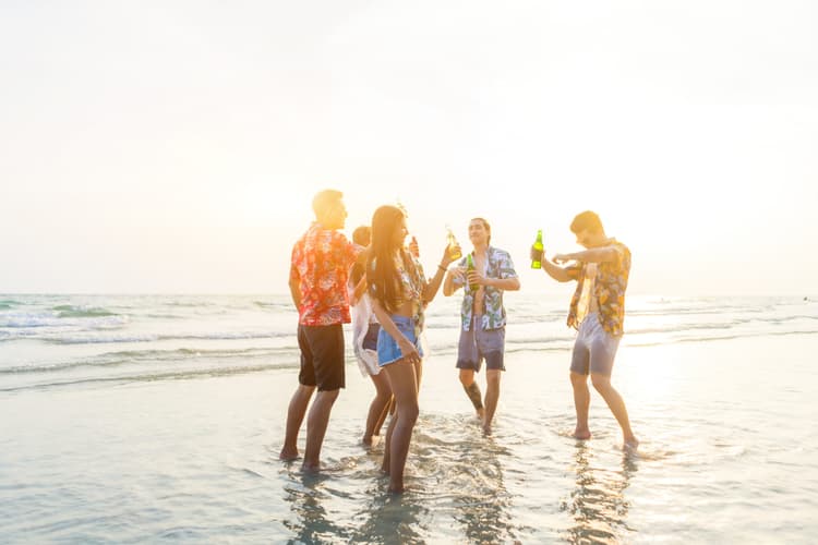 Amigos riendo en la playa de Cancún