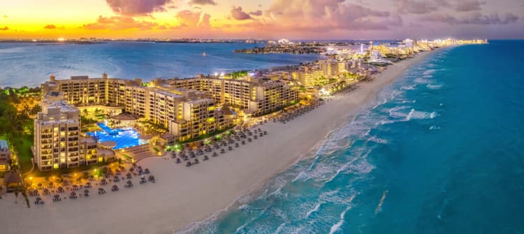 Living the night in Cancun
