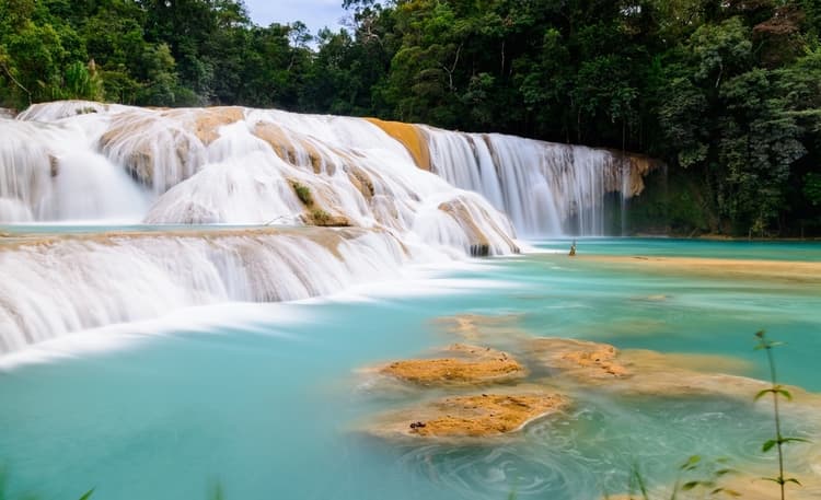 As cachoeiras de água azul