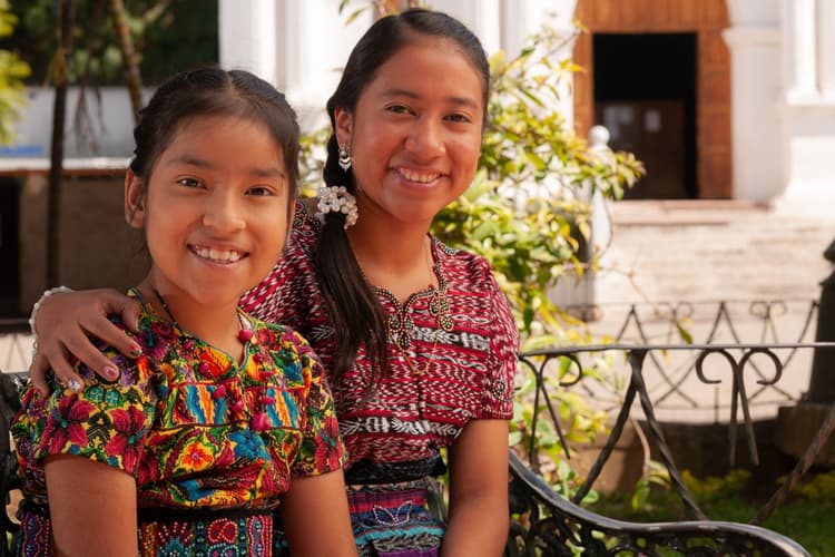 Niñas indígenas en pueblo de México