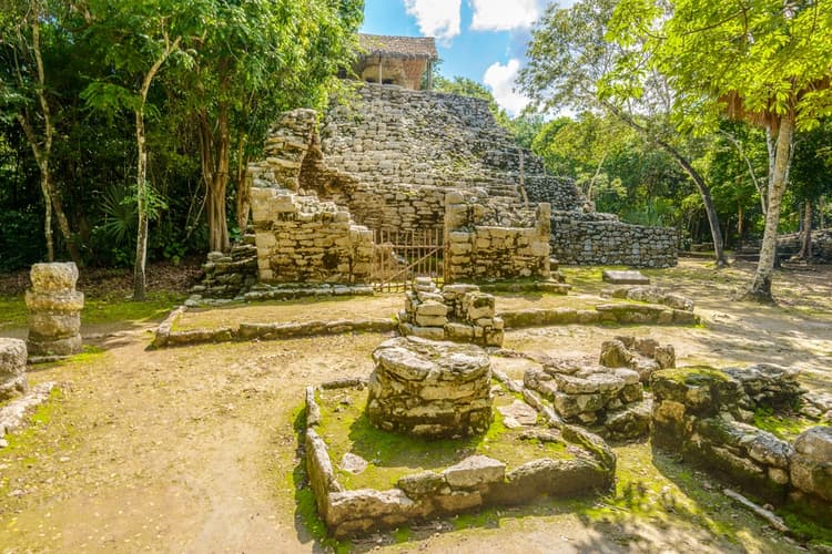 Ruinas de zona arqueológica cobá