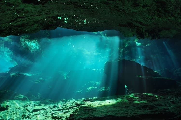 Base del cenote Chac Mool