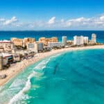 Vista aérea de la Zona Hotelera de Cancún junto al mar Caribe