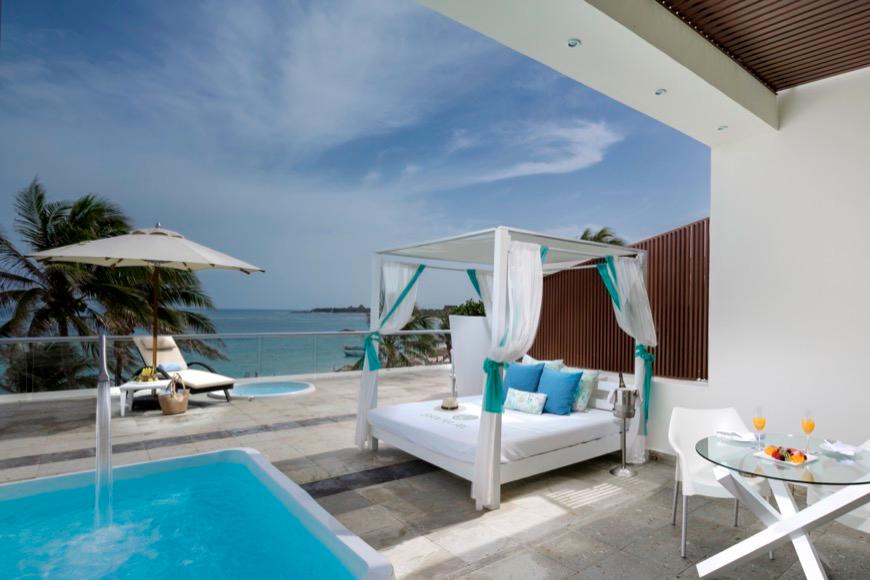 Sala en Master Suite com sillones, mesa, sillas e mini bar no hotel The Sian Ka'an at Grand Tulum