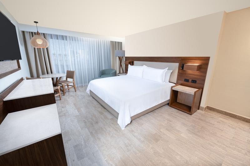 Quarto Estándar com cama King Size decorada en colores gris, rojo, negro e blanco no hotel Oh! T