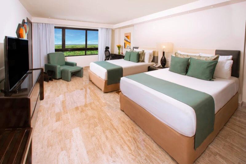 Quarto Superior com cama King Size e ventana com bela vista no hotel Smart Cancún by Oasis